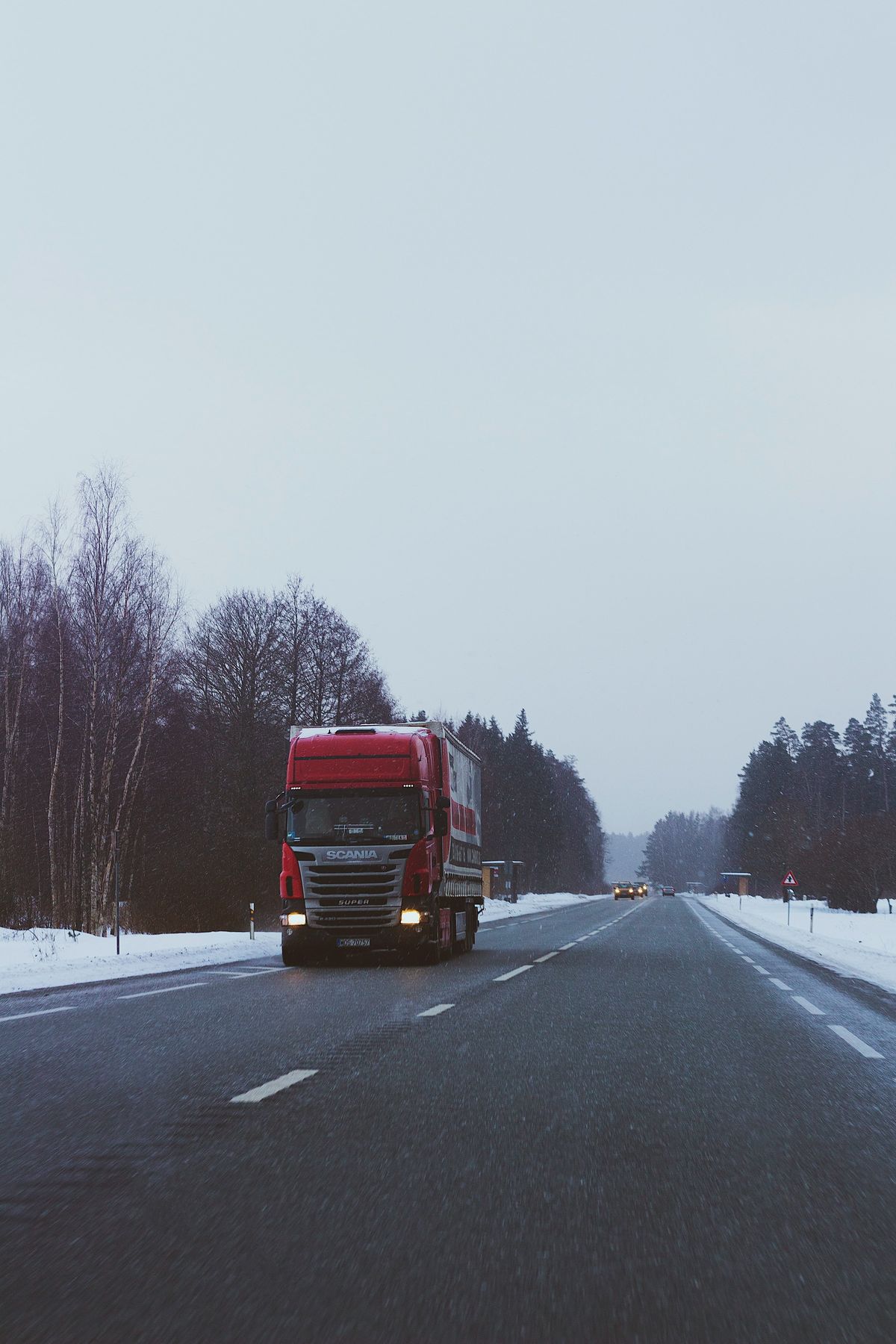 Camion sur une route enneigée
